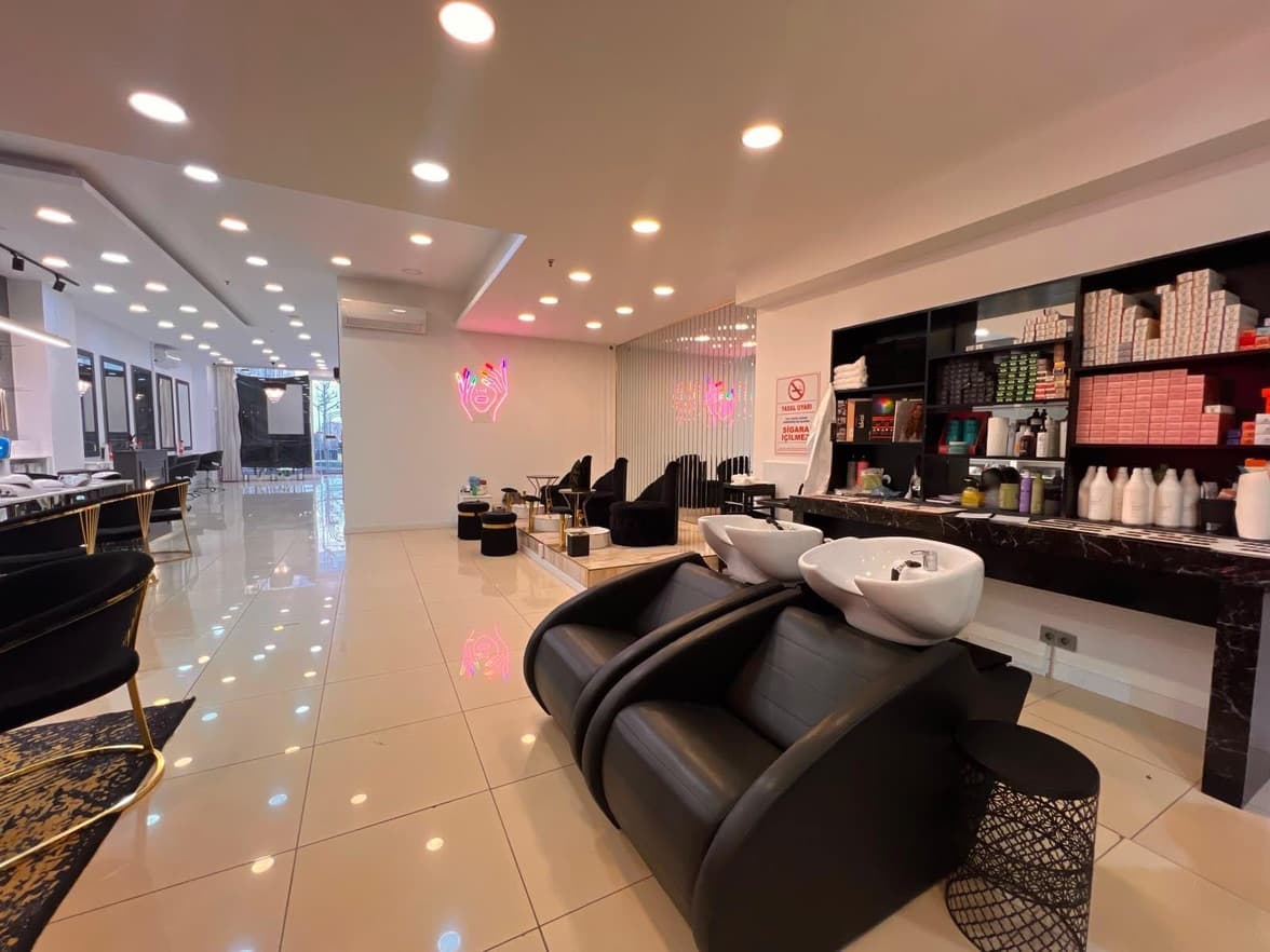 Zari nail house 5