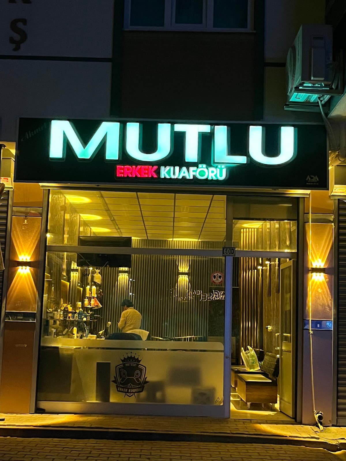 Mutlu erkek kuaförü